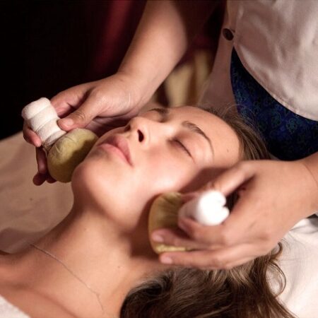 Массаж лица травяными мешочками