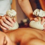 Массаж тела травяными мешочками